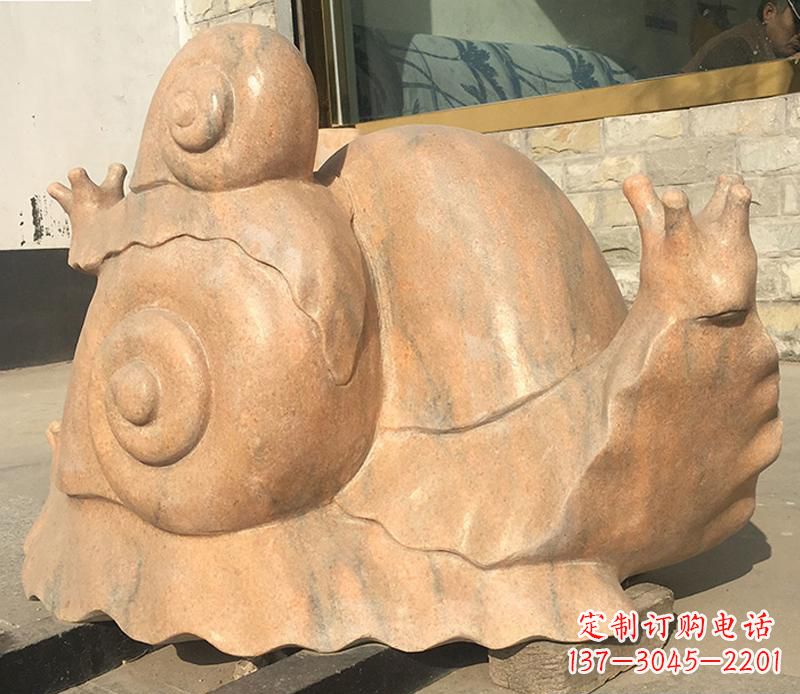 甘肃晚霞红大型蜗牛母子雕塑