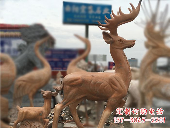 甘肃晚霞红动物驯鹿公园石雕