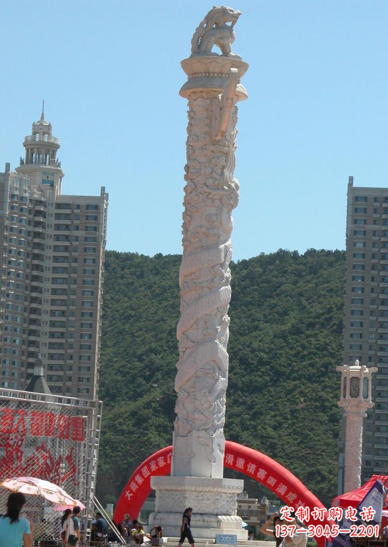 甘肃晚霞红广场龙柱