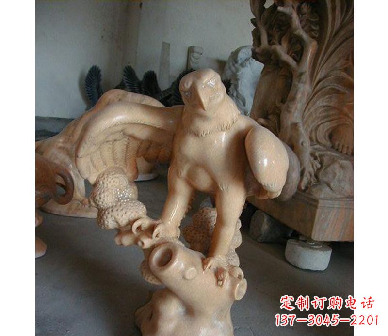 甘肃晚霞红老鹰石雕 