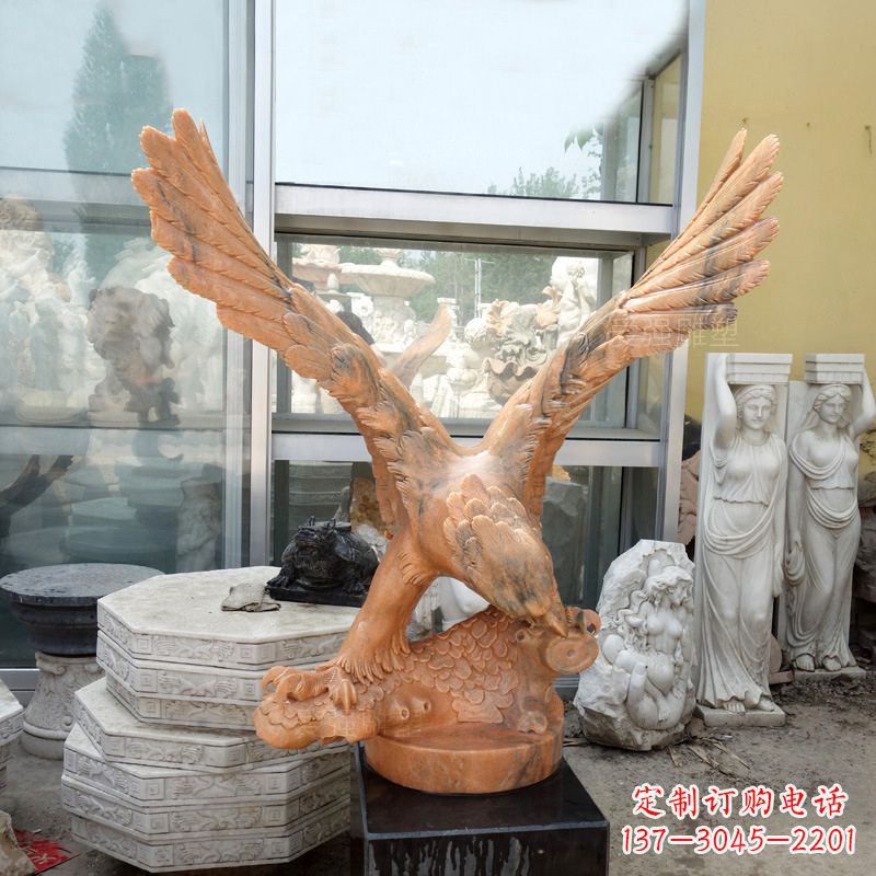 甘肃晚霞红老鹰石雕塑