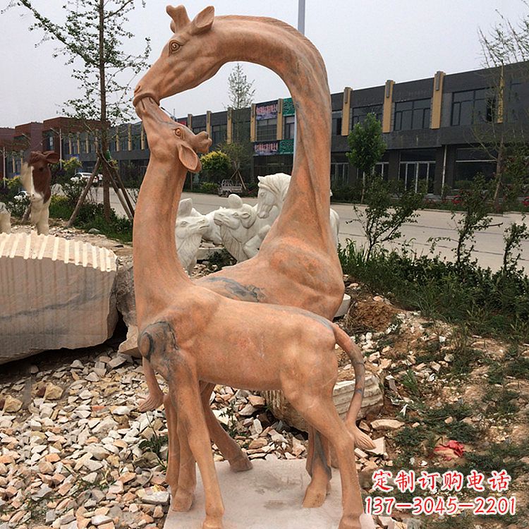 甘肃晚霞红石雕长颈鹿-校园公园母子亲情景观雕塑