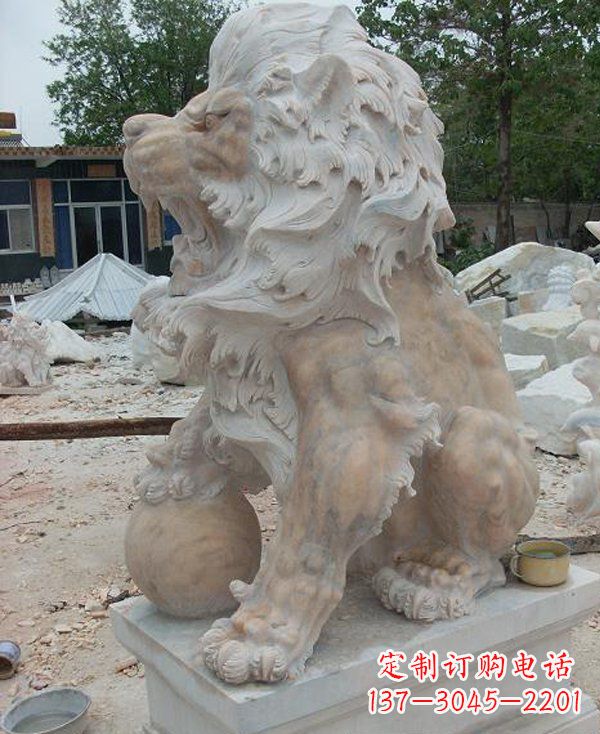 甘肃晚霞红寺庙门口西洋狮子石雕