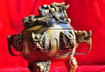 甘肃三足香炉铜雕，象征家庭和睦