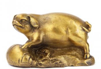 甘肃铸铜鎏金猪雕塑时尚炫彩，精致温馨
