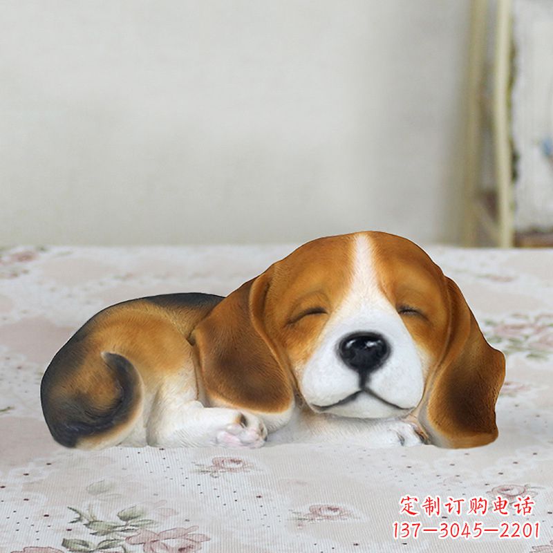 甘肃卧姿比格犬仿真雕塑,睡觉的小狗狗是内美陈动物雕塑摆件