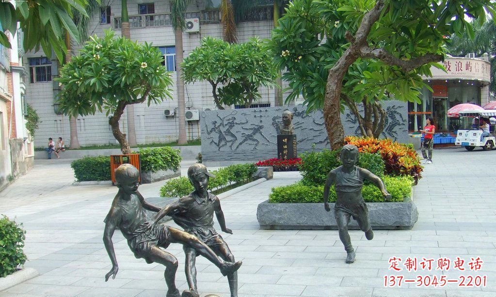 甘肃小孩踢足球铜雕