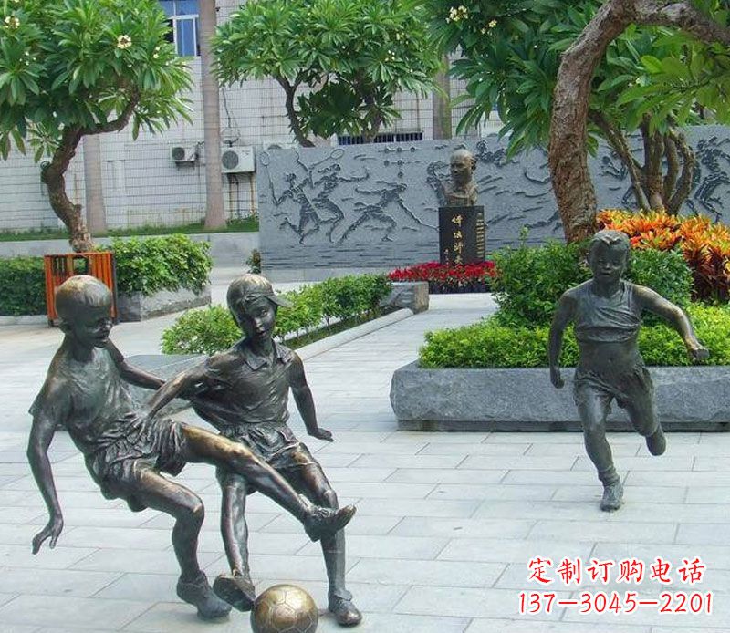 甘肃小孩踢足球公园景观铜雕