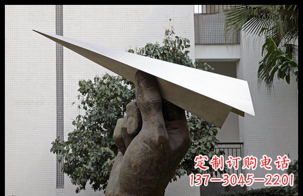 甘肃小区不锈钢手拿纸飞机雕塑