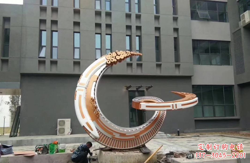 甘肃小区抽象不锈钢月亮雕塑