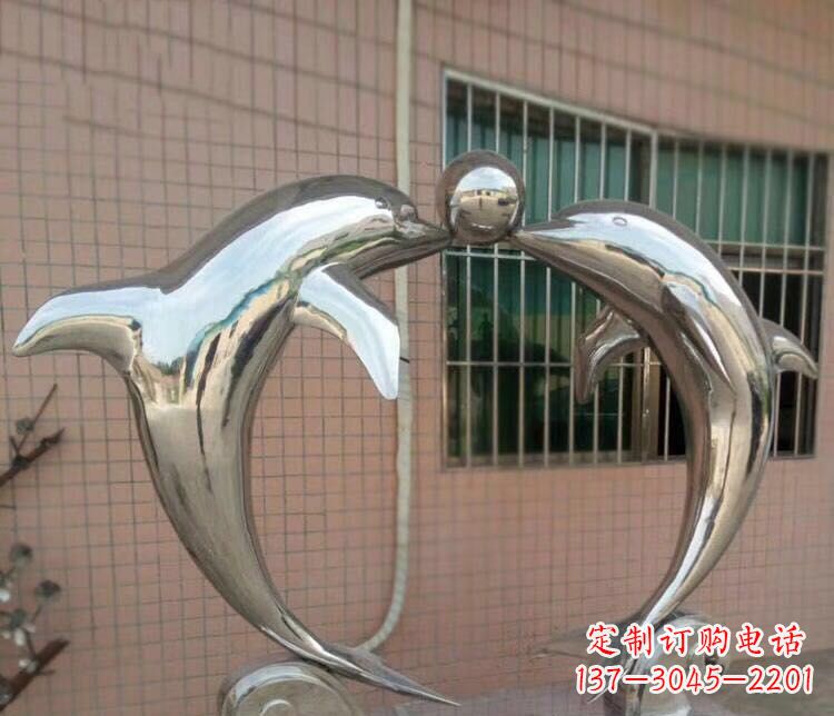 甘肃校园不锈钢海豚顶球雕塑