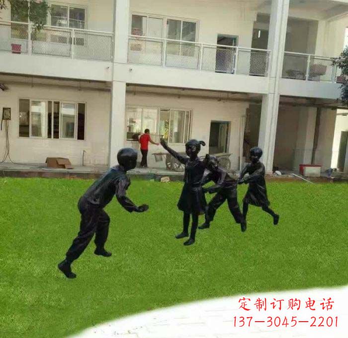 甘肃校园儿童玩老鹰捉小鸡铜雕