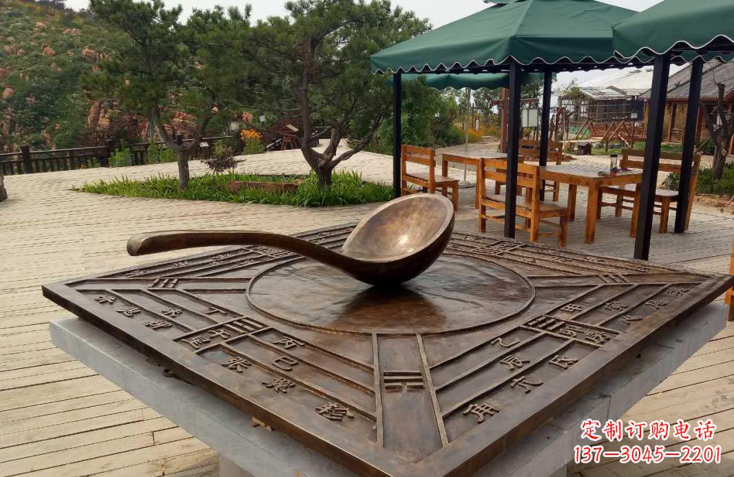 甘肃校园古代司南铜雕