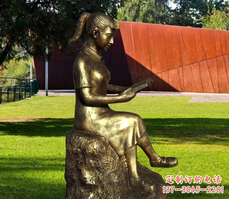 甘肃校园看书的女孩铜雕