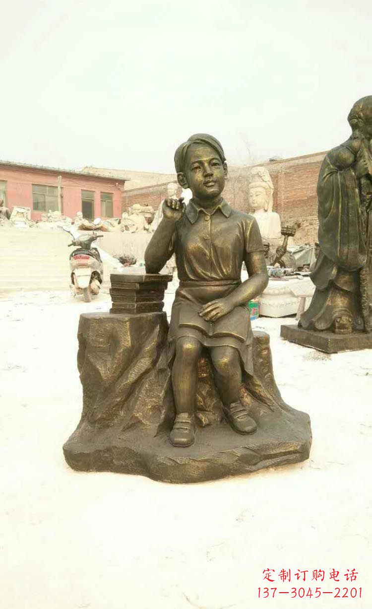 甘肃校园看书思考的学生铜雕