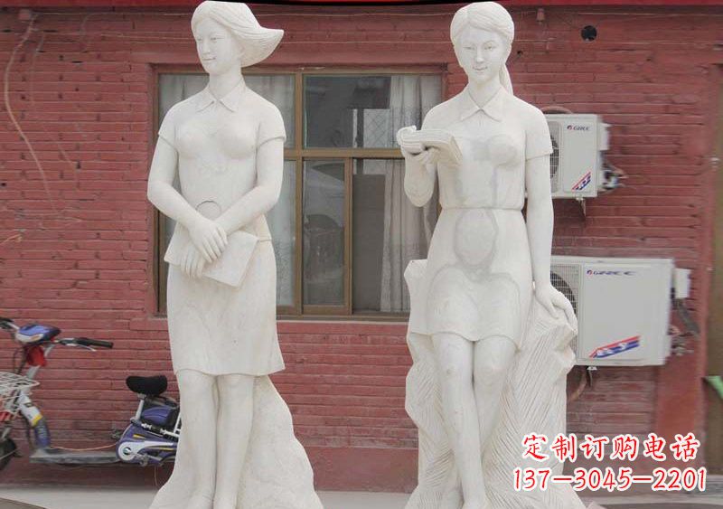 甘肃校园拿书本的学生石雕