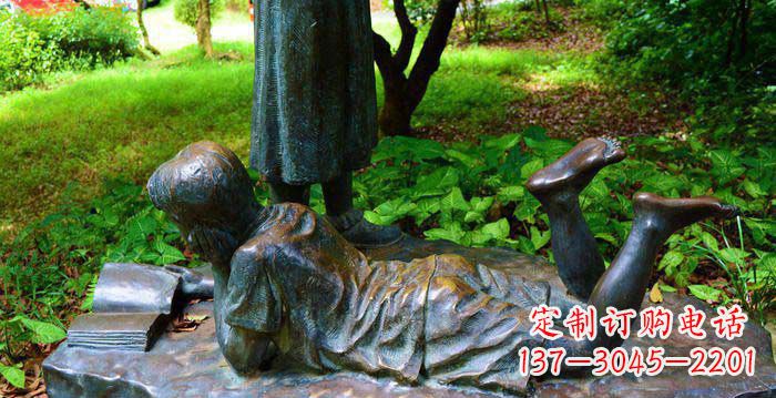 甘肃校园趴着看书的小男孩人物铜雕