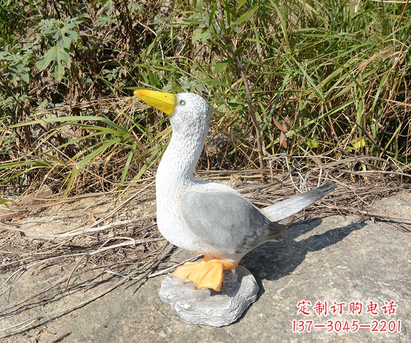 甘肃学校雕塑和平鸽