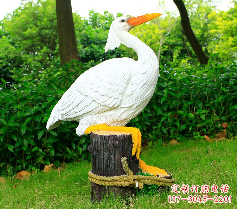 甘肃一男一女抱一只鸽子雕像