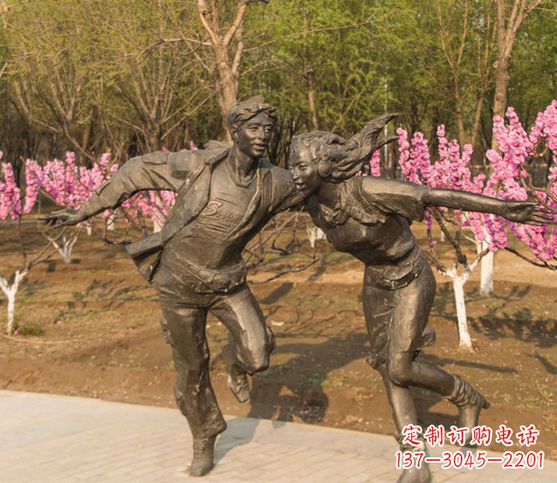 甘肃游玩的情侣铜雕