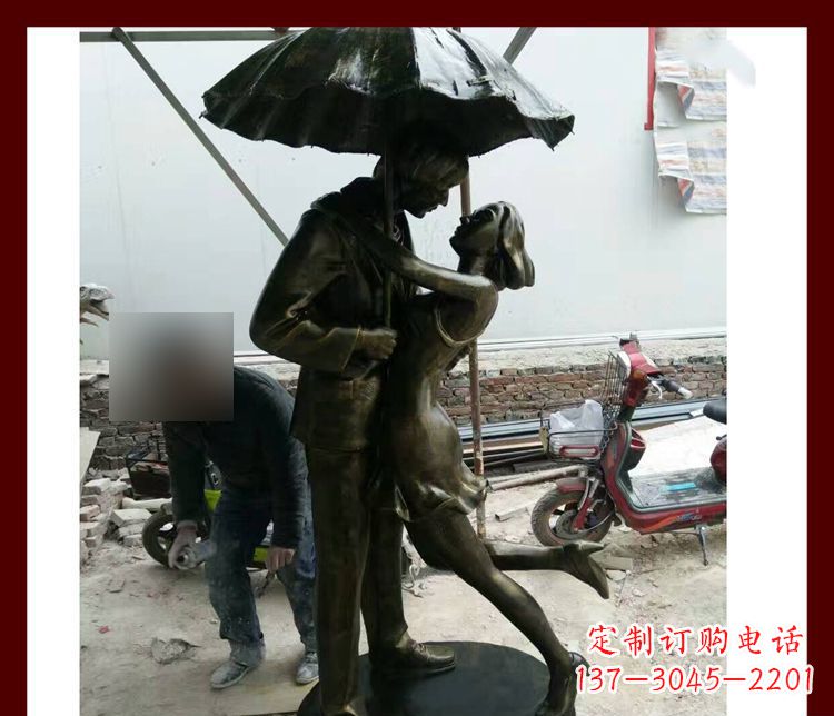 甘肃雨伞下拥抱的情侣铜雕