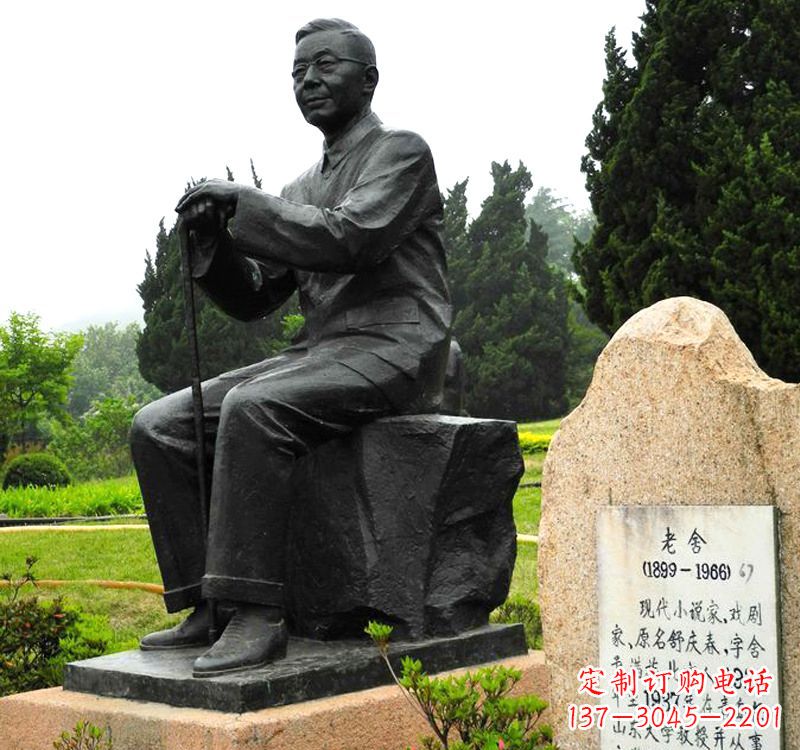 甘肃中国现代著名小说家老舍铜雕像