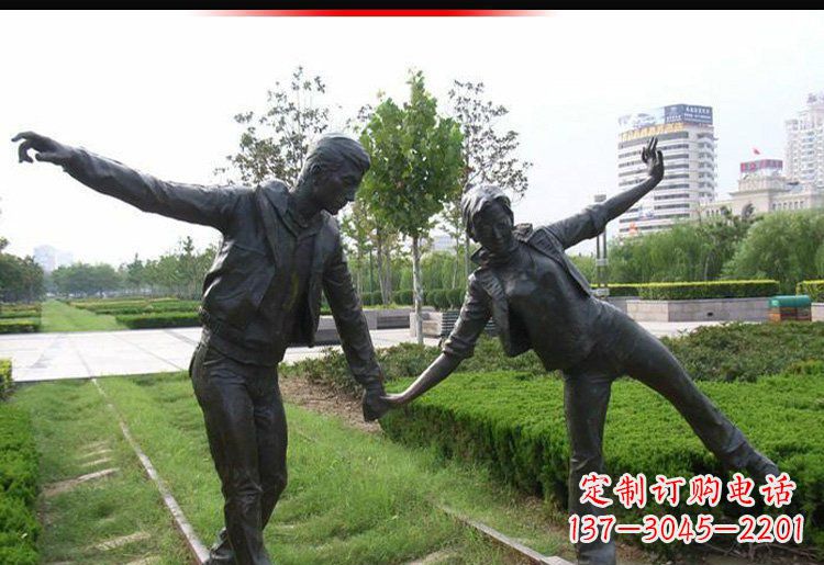 甘肃走铁轨的情侣铜雕
