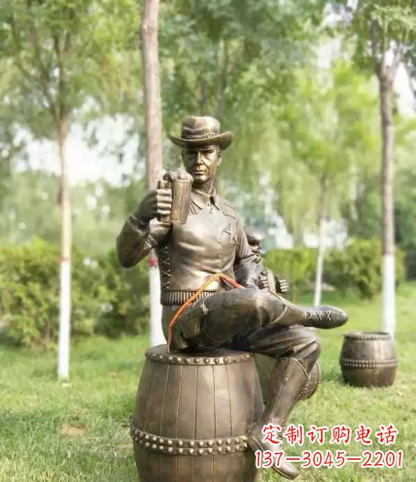 甘肃坐酒桶喝啤酒的牛仔铜雕