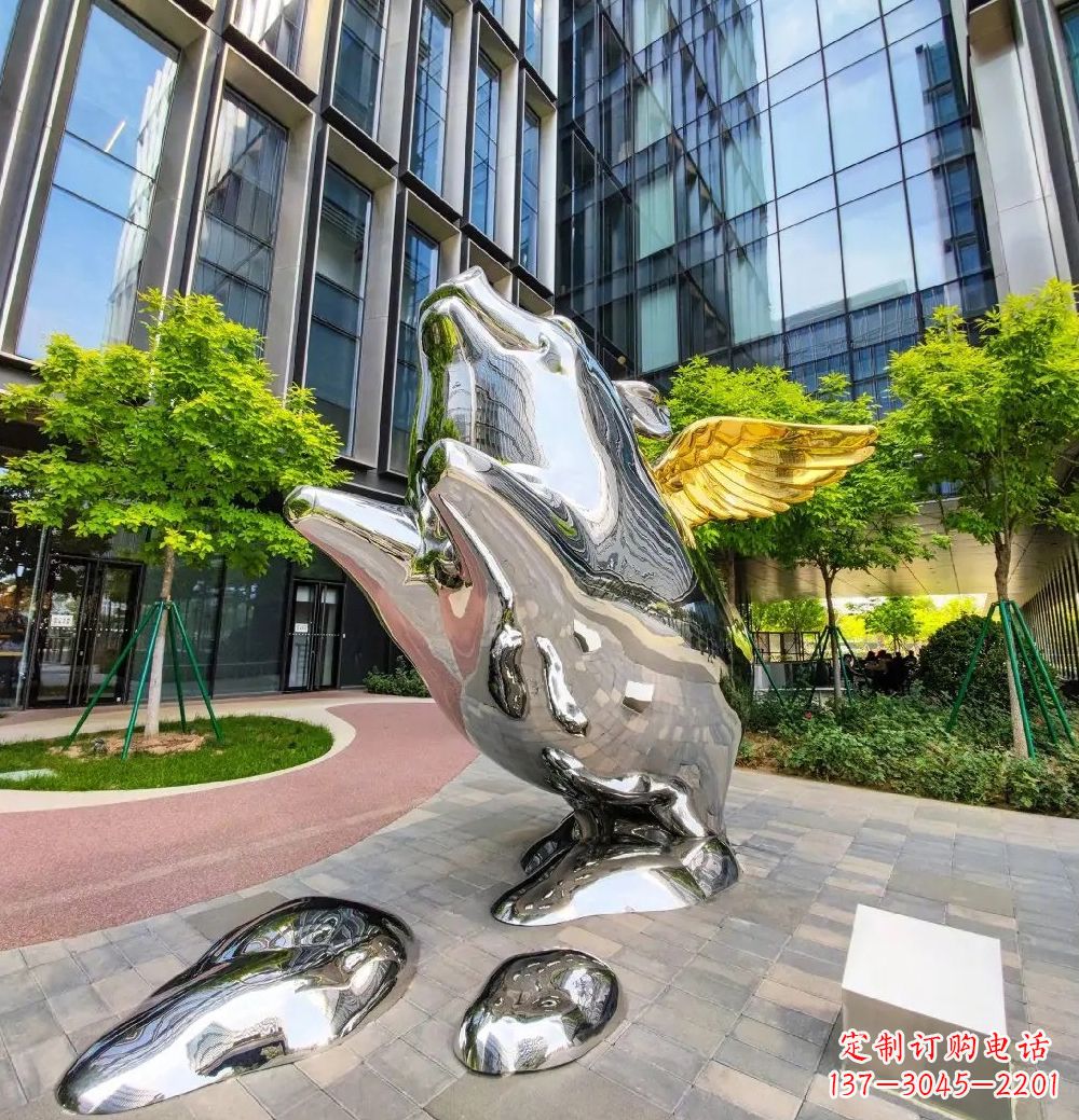 甘肃猪雕塑-酒店门口一只带翅膀不锈钢镜面猪雕塑